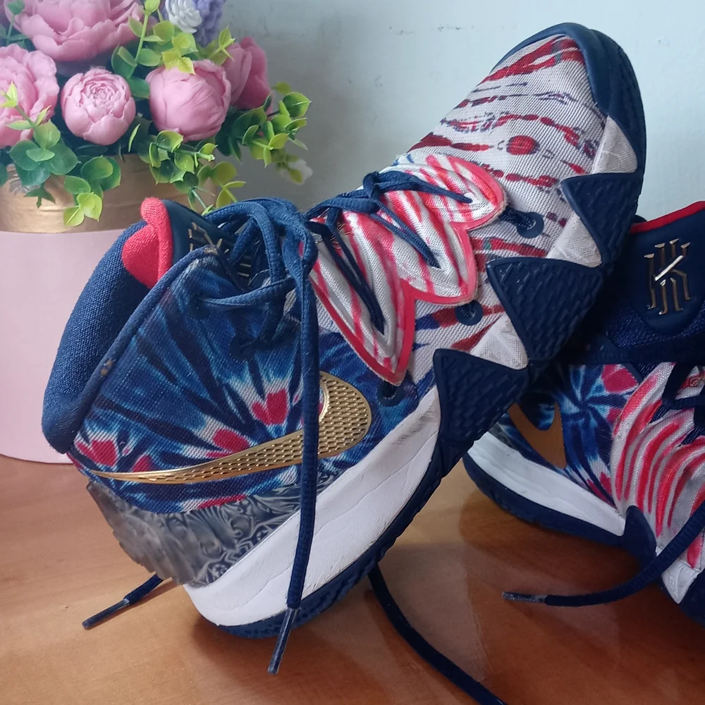 NIKE kids basketball sneakers 5.5Y - Picture 3 of 6